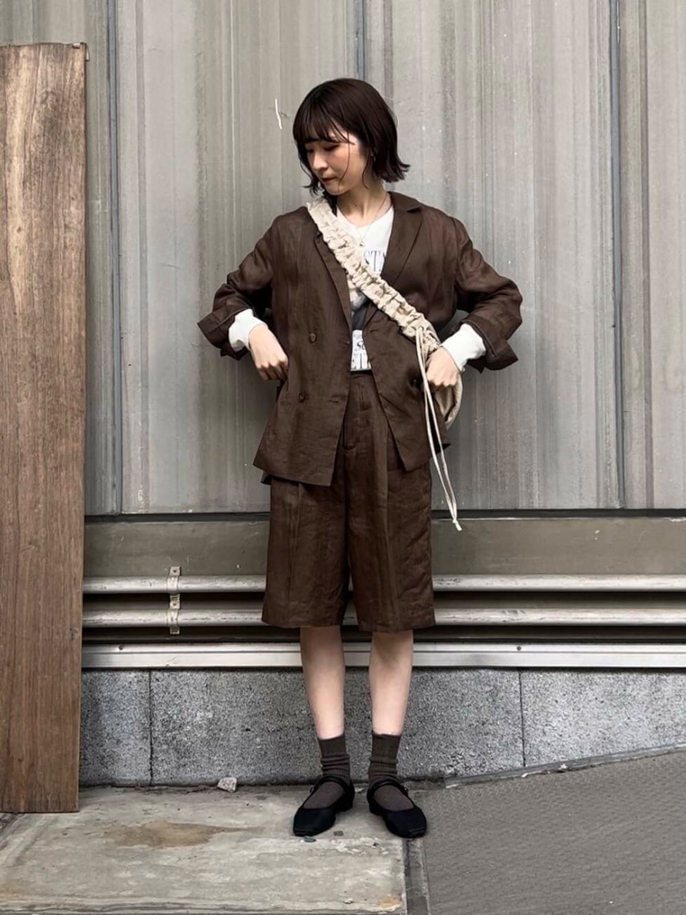 「ジャケット、セットアップ、ブラウン、URBANRESEARCH、リネン、newarrival、ハーフパンツ、ROSSO、ラミー」｜「URBAN RESEARCHのグラフィックロングスリーブカットソー（Tシャツ/カットソー、その他）」を使った、araiさん（レディース・161cm）の春コーディネートの1枚目の写真