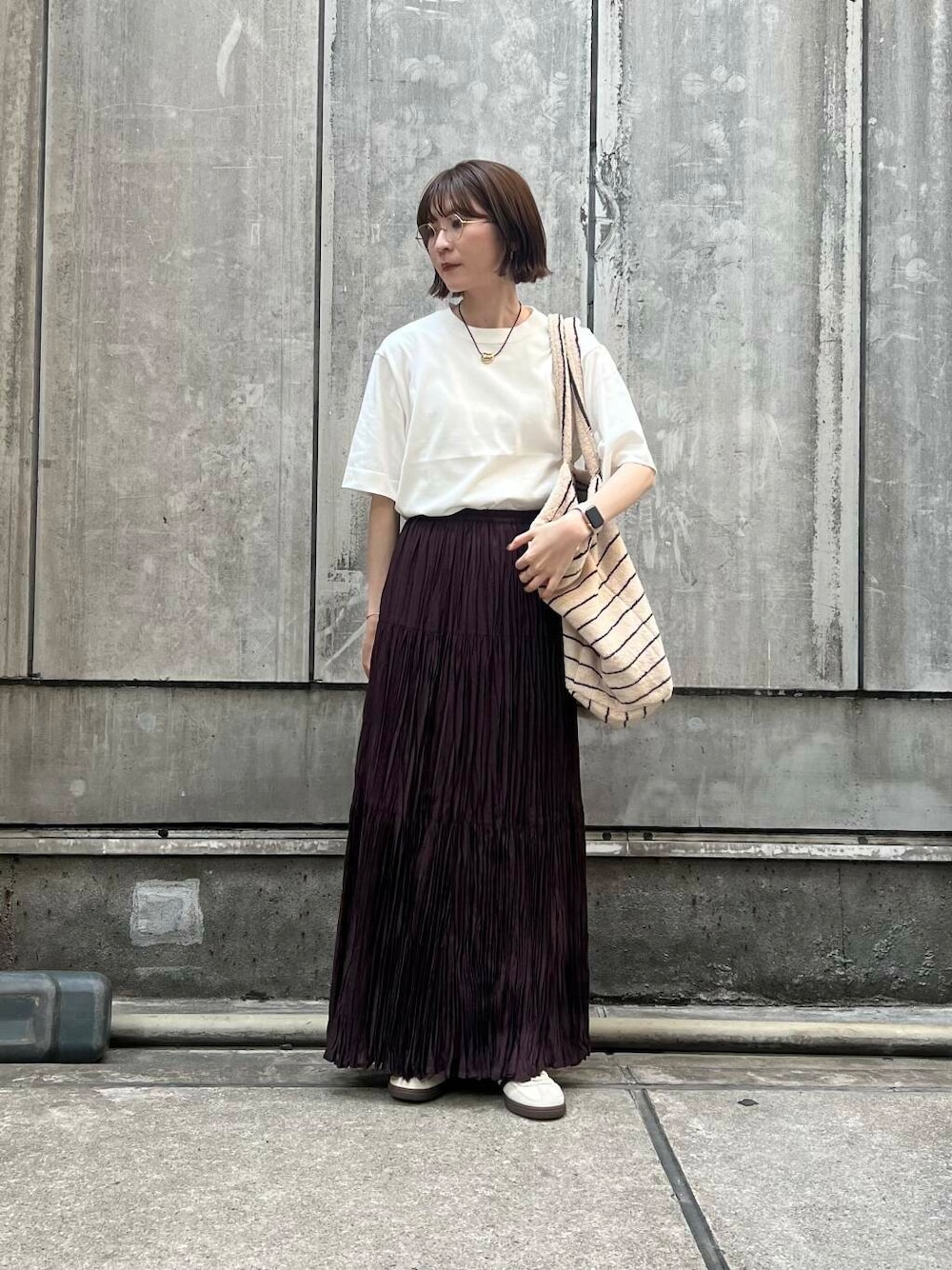 「アーバンリサーチ、スカート、URBANRESEARCH、スニーカーコーデ、夏、休日スタイル、旅行コーデ、イエべ秋、イエべ、bongust」｜「KANEKO OPTICALの『別注』KANEKO OPTICAL×URBAN RESEARCH　URA-9（メガネ、ゴールド系）」を使った、araiさん（レディース・161cm）の春コーディネートの1枚目の写真