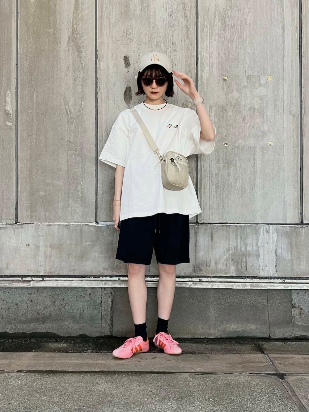 「アーバンリサーチ、Tシャツ、サングラス、オーバーサイズ、URBANRESEARCH、メンズライク、アウトドア、夏、休日スタイル、フェスコーデ、GREGORY、メンズライクコーデ、アウトドアコーデ、ショーツコーデ、widedad」｜araiさん（レディース・161cm）の春コーディネートの1枚目の写真