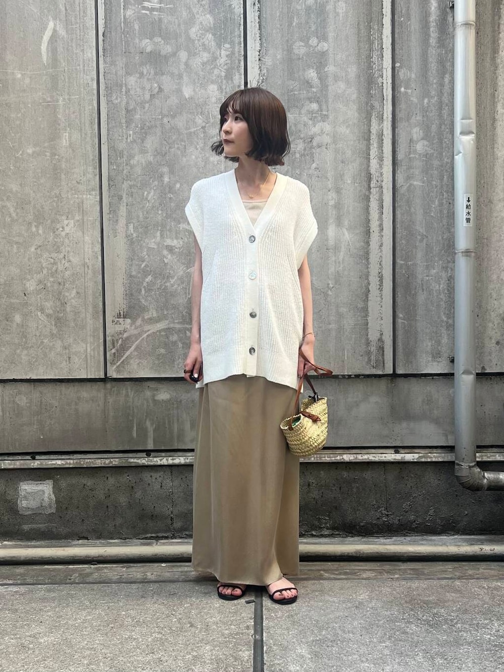 「アーバンリサーチ、スカート、URBANRESEARCH、サンダル、夏、かごバッグ、サマーニット、休日スタイル、サンダルコーデ、スカートコーデ、旅行コーデ、暑い、イエべ秋、イエべ」｜「SMELLYのSMELLY so’　grain necklace（ネックレス、ゴールド系）」を使った、araiさん（レディース・161cm）の夏コーディネートの1枚目の写真