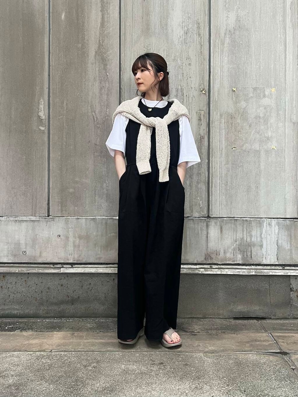 「アーバンリサーチ、オールインワン、URBANRESEARCH、アウトドア、夏、OOFOS、休日スタイル、旅行コーデ、イエべ秋、thousandmile、イエべ」｜「OOFOSのOOFOS　Ooriginal（サンダル、ベージュ系）」を使った、araiさん（レディース・161cm）の春コーディネートの1枚目の写真