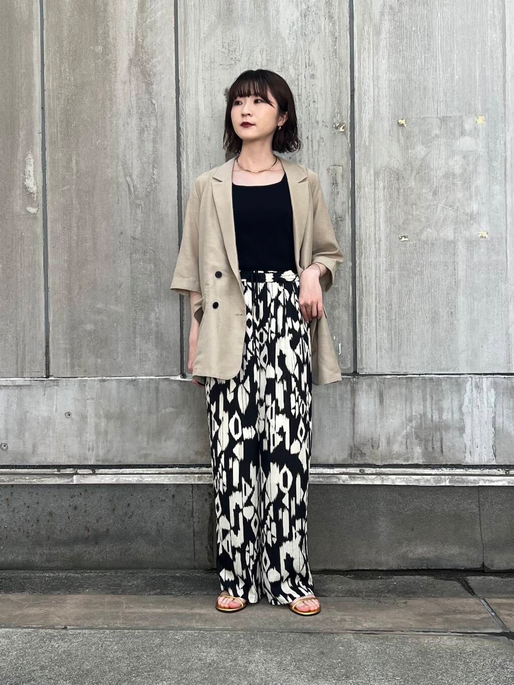 「ジャケット、URBANRESEARCH、サンダル、シアー、柄パンツ、休日スタイル、サンダルコーデ、綺麗目コーデ、プリントパンツ、旅行コーデ、初夏のお出掛けコーデ」｜「URBAN RESEARCHのシアーメッシュハーフスリーブジャケット（その他アウター、ベージュ系）」を使った、araiさん（レディース・161cm）の春コーディネートの1枚目の写真