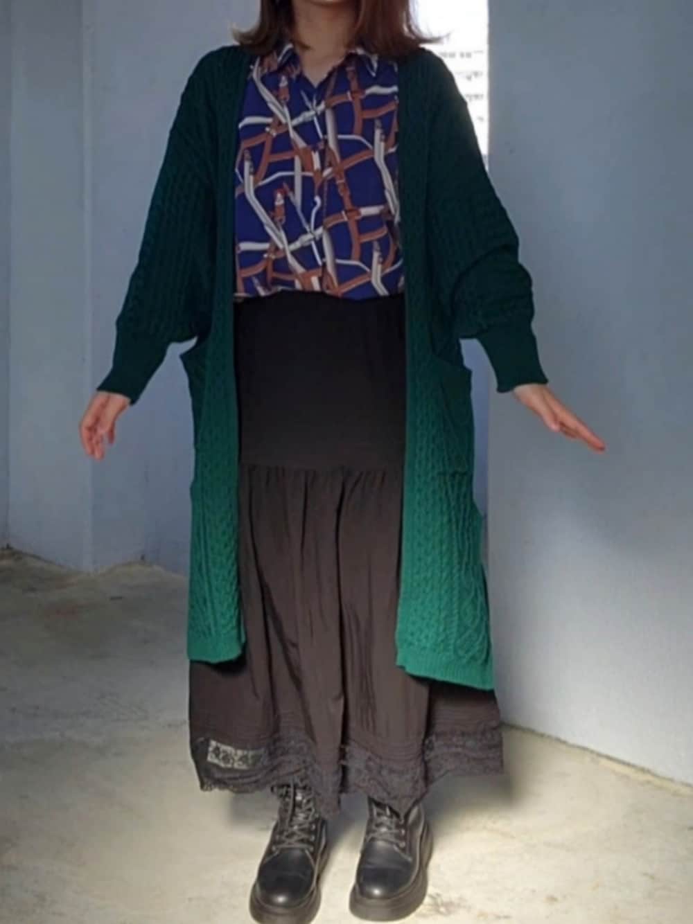 「洋梨体型、下半身デブ、着痩せコーデ、柄シャツ、黒スカート、カーディガン」｜「GORGEのアイテム（シャツ/ブラウス、ブルー系）」を使った、ayu162okiさん（レディース・162cm）の冬コーディネートの1枚目の写真