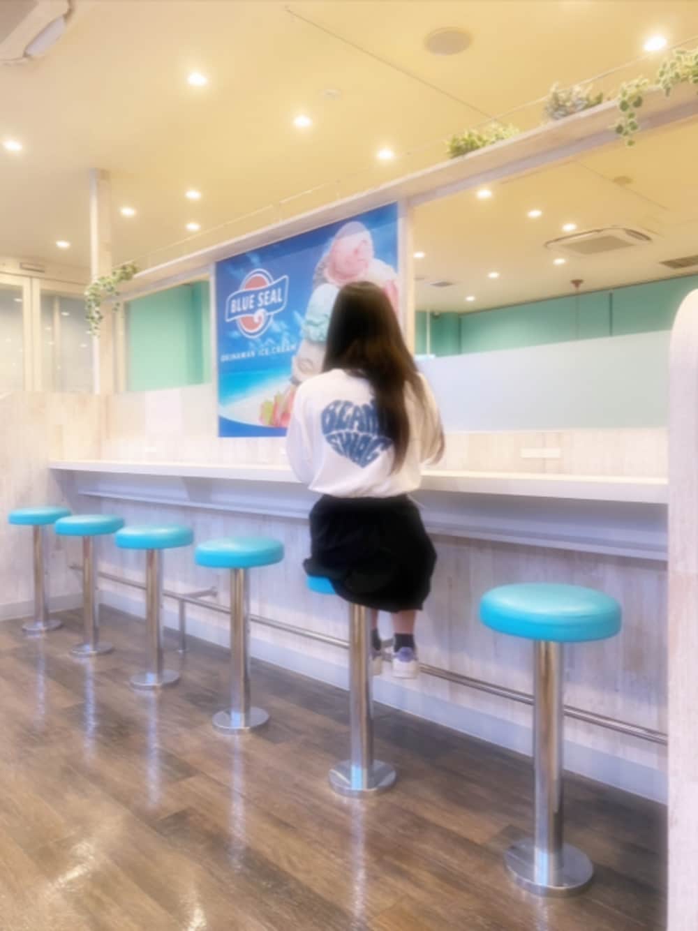 「韓国ファッション、お出かけコーデ、旅行コーデ、春コーデ、プチプラコーデ、スニーカーコーデ、ミニスカート、高身長女子、お洒落さんとつながりたい、最近のいい感じコーデ」｜「INGNIの裾ドロストBackハートスウェットショートトップス（スウェット、ホワイト系）」を使った、ｿｱさん（骨格ナチュラル・レディース・168cm）の春コーディネートの1枚目の写真