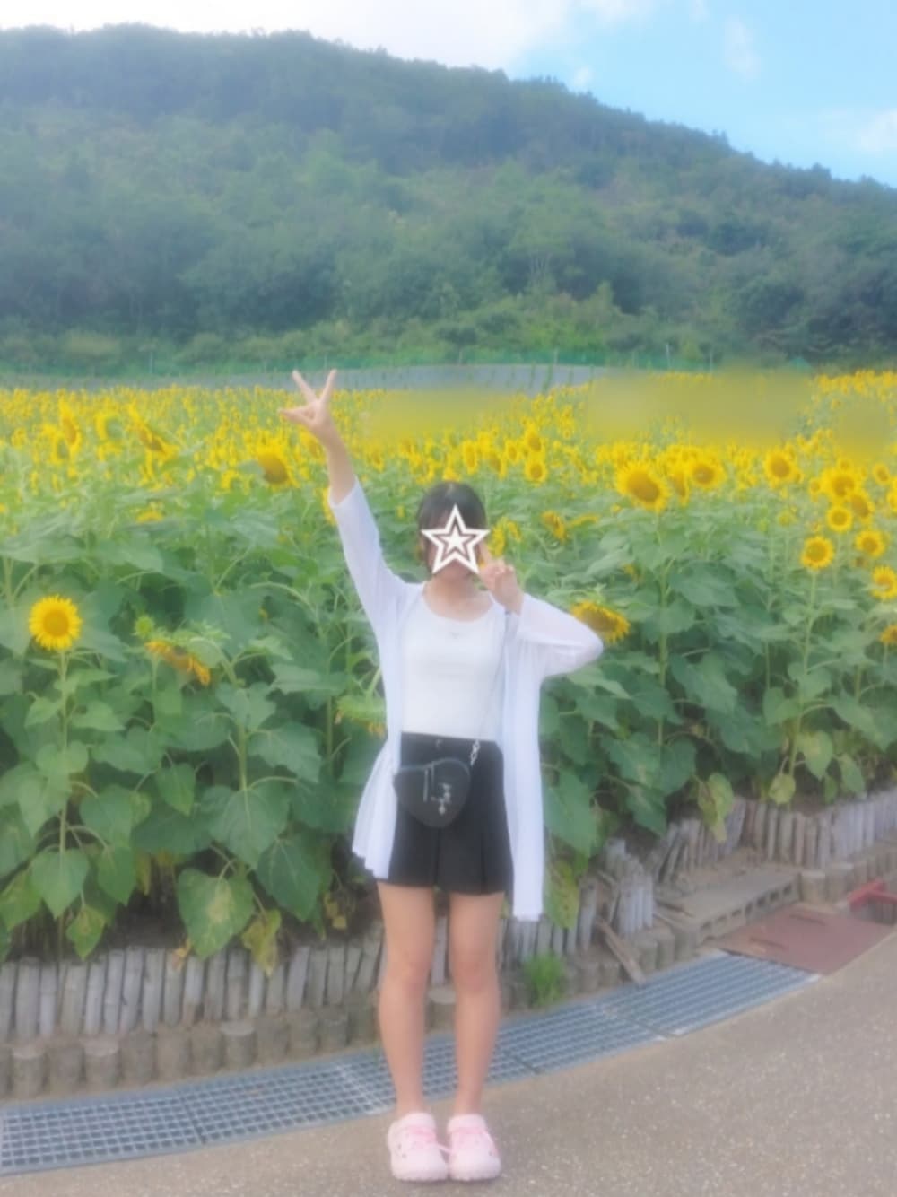 「韓国ファッション、お出かけコーデ、お花見コーデ、夏コーデ、プチプラコーデ、クロックスコーデ、ミニスカート、高身長女子、お洒落さんとつながりたい」｜「WEGOのWEGO/リネンライクプリーツミニスカパン（スカート、ブラック系）」を使った、ｿｱさん（骨格ナチュラル・レディース・168cm）の夏コーディネートの1枚目の写真