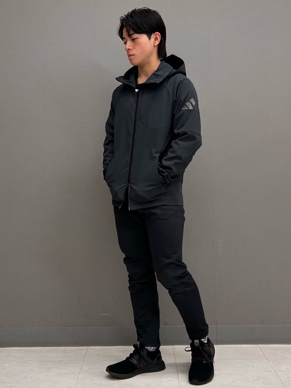 「スニーカー、セットアップ、adidas、ジャージ、スポーツウェア、アディダス、フルジップパーカー、ウルトラブースト、ウーブンパンツ」｜「adidasのプレミアム アクティブ レギュラーフィット ストレッチ ウーブン フルジップパーカー / アディダス adidas（パーカー、ブラック系）」を使った、YDさん（メンズ・169cm）の春コーディネートの1枚目の写真