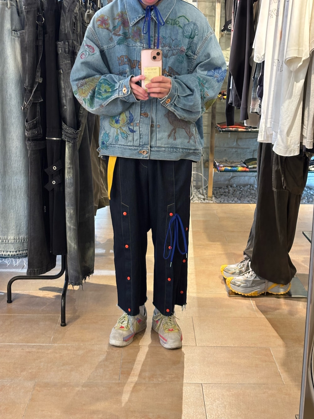 「amokのHAND-PAINT DENIM JACKET（デニムジャケット、ブルー系）」を使った、tou1109さん（メンズ・163cm）の春コーディネートの1枚目の写真