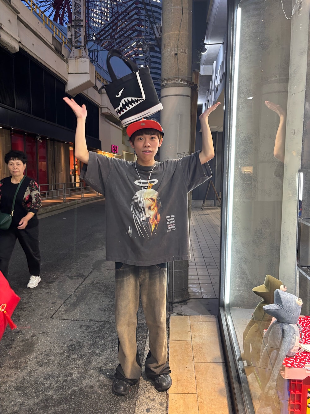 「ROYAL FLASHのアイテム（Tシャツ/カットソー、グレー系）」を使った、tou1109さん（メンズ・163cm）の春コーディネートの1枚目の写真