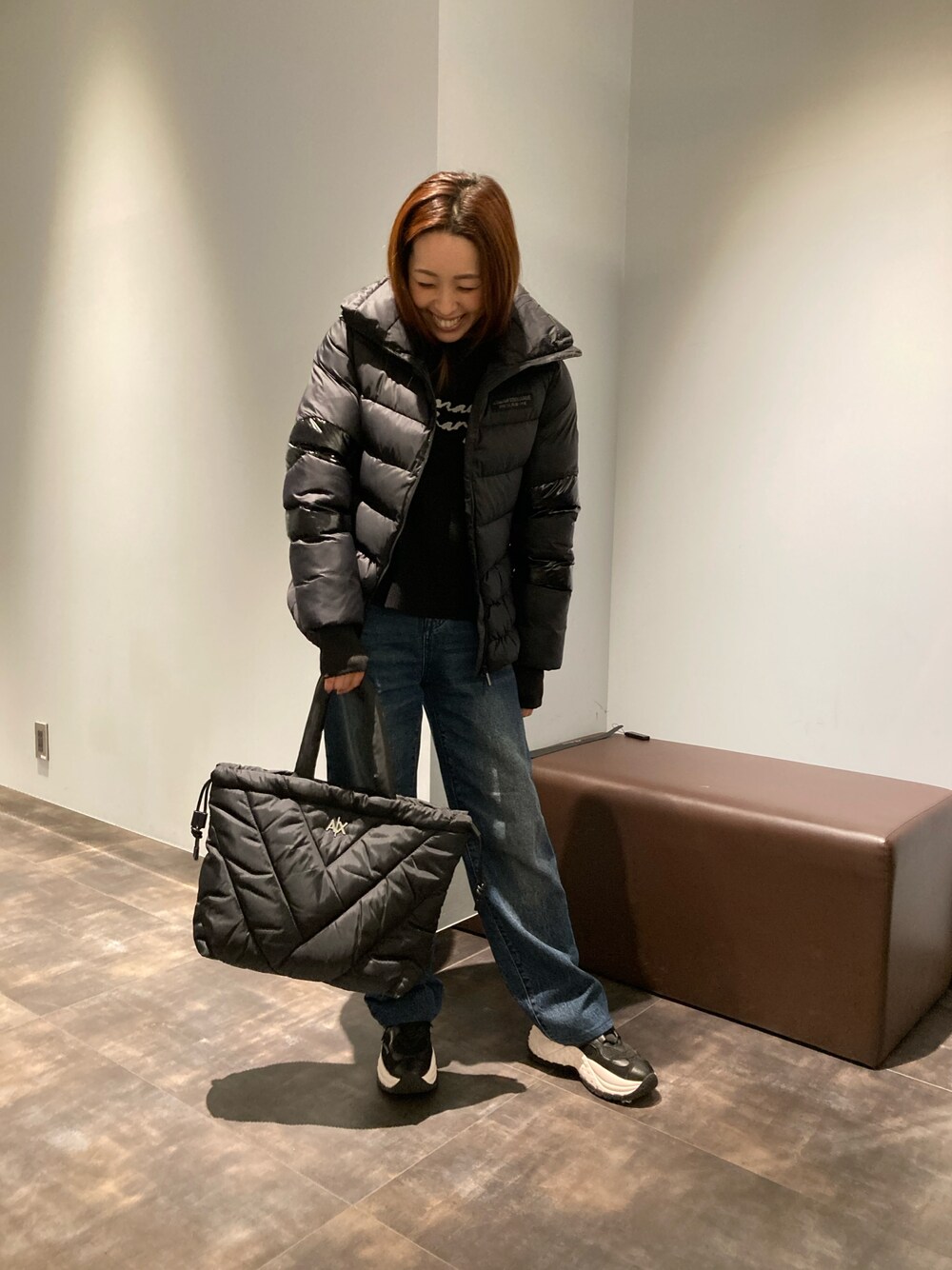「休日スタイル、アルマーニエクスチェンジ、armaniexchange、ARMANIEXCHANGE、AXchanger、AXchange、ニット、アウター、ブラック、スニーカー、ジーンズ、ロゴニット、ナイロンバッグ、秋冬コーデ」｜「ARMANI EXCHANGEの【A|X アルマーニ エクスチェンジ】スタンドネックパファージャケット（ブルゾン、ブラック系）」を使った、HAMAさん（レディース・158cm）の秋コーディネートの1枚目の写真