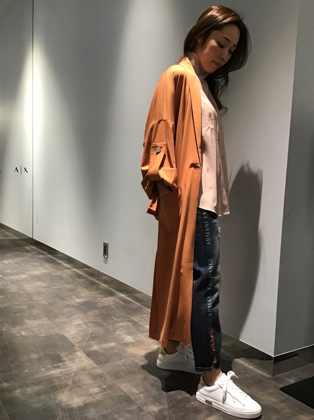 「ARMANIEXCHANGE、アルマーニエクスチェンジ、AXchange、AXchanger、オトナカジュアル、スニーカーコーデ、ボリューム袖、キレイめ、オレンジコーデ、デニムコーデ、ロングコート」｜「ARMANI EXCHANGEの【A|X アルマーニ エクスチェンジ】リラックスシルエット　ロングコート（トレンチコート、オレンジ系）」を使った、HAMAさん（レディース・158cm）の春コーディネートの1枚目の写真