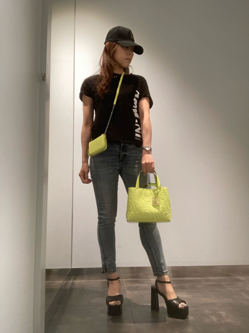 「パステルカラー、アルマーニエクスチェンジ、armaniexchange、AXchanger、AXchange、夏ファッション、ライムグリーン、チェーン、ロゴT、黒Tシャツ、ロゴ、スキニーデニム、クロップドパンツ、キャップ、サンダル」｜「ARMANI EXCHANGEの【A|X アルマーニ エクスチェンジ】ICON A|Xロゴパッチ　パネルキャップ（キャップ、ブラック系）」を使った、HAMAさん（レディース・158cm）の春コーディネートの1枚目の写真