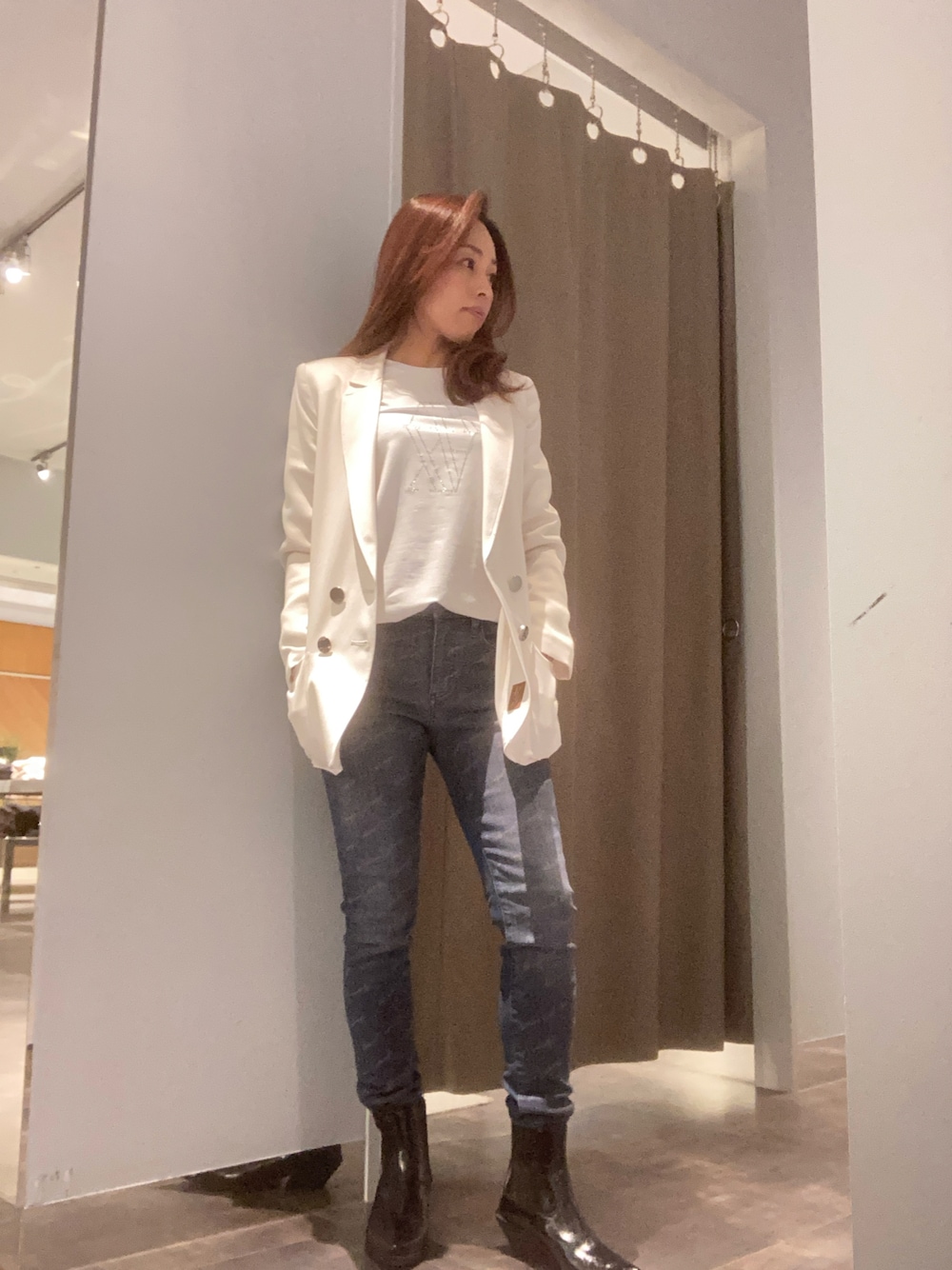 「アルマーニエクスチェンジ、AXchanger、armaniexchange、AXchange、ロゴT、ロゴデニム、ラインストーン、白ジャケット、スキニーデニム、ショートブーツ、秋服、ホワイト、大人コーデ、キレイめカジュアル、ロングジャケット」｜「ARMANI EXCHANGEの【A|X アルマーニ エクスチェンジ】AXロゴ 長袖クルーネックTシャツ/REGULAR（Tシャツ/カットソー、ホワイト系）」を使った、HAMAさん（レディース・158cm）の秋コーディネートの1枚目の写真