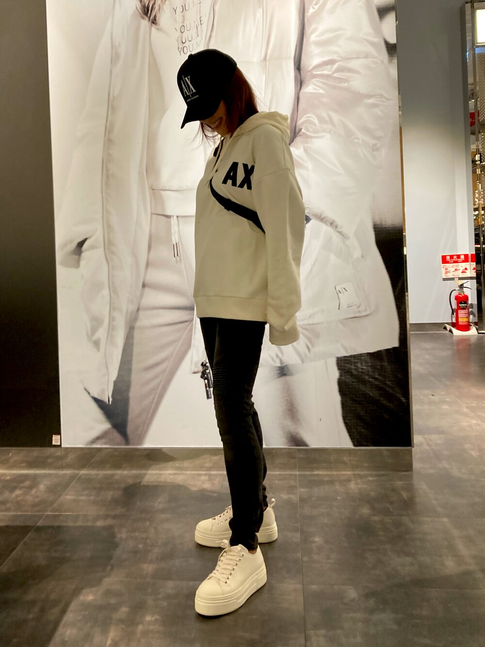 「ARMANIEXCHANGE、アルマーニエクスチェンジ、AXchanger、AXchange、春カラー、パンツスタイル、オーバーサイズ、楽チンコーデ、シンプル、ユニセックス、パーカー、キャップ、春夏コーデ、男女兼用、リラックスコーデ」｜「ARMANI EXCHANGEの【A|X アルマーニ エクスチェンジ】グレイデニムパンツ_J93 SKINNY BIKER（デニムパンツ、グレー系）」を使った、HAMAさん（レディース・158cm）の冬コーディネートの1枚目の写真