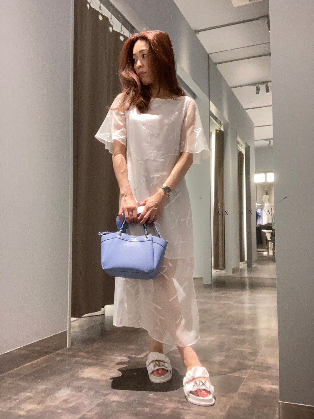 「ワンピース、アルマーニエクスチェンジ、armaniexchange、ARMANIEXCHANGE、AXchanger、AXchange、透け感、サンダル、大人女子、きれいめカジュアル、ホワイトコーデ、ロゴワンピース、ギャザーサンダル、デート」｜「ARMANI EXCHANGEの【A|X アルマーニ エクスチェンジ】WAVE　A|Xロゴ　ミニハンドバッグ（ハンドバッグ、ホワイト系）」を使った、HAMAさん（レディース・158cm）の夏コーディネートの1枚目の写真