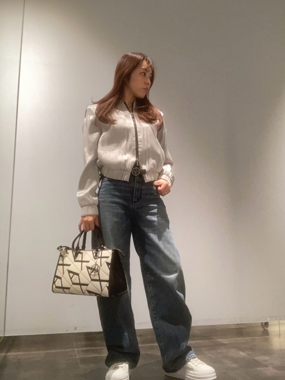 「アルマーニエクスチェンジ、armaniexchange、ARMANIEXCHANGE、AXchanger、AXchange、大人カジュアル、デニム、スニーカー、大人女子、大人コーデ、おでかけコーデ、シルバー、白バッグ」｜「ARMANI EXCHANGEの【A|X アルマーニ エクスチェンジ】グリッターサテン　ライトブルゾン（ブルゾン、シルバー系）」を使った、HAMAさん（レディース・158cm）の春コーディネートの1枚目の写真
