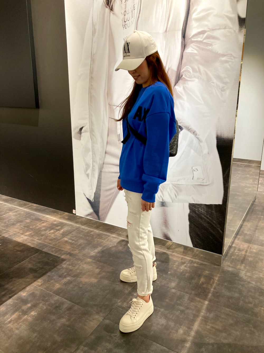 「ARMANIEXCHANGE、AXchanger、アルマーニエクスチェンジ、AXchange、休日スタイル、大人カジュアル、シンプル、春カラー、オーバーサイズ、スニーカー、メンズライク、男女兼用、ユニセックス、タウンユース、ビビッドカラー」｜「ARMANI EXCHANGEの【A|X アルマーニ エクスチェンジ】ボリュームソール　レザーレースアップスニーカー（スニーカー、ホワイト系）」を使った、HAMAさん（レディース・158cm）の冬コーディネートの1枚目の写真