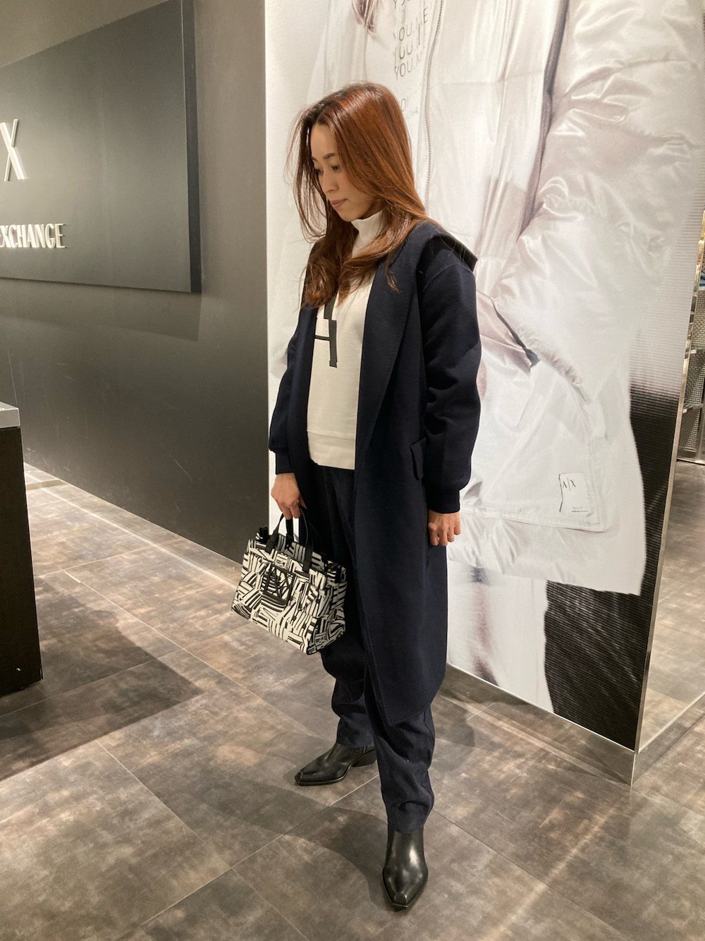 「ARMANIEXCHANGE、AXchanger、アルマーニエクスチェンジ、AXchange、オトナ女子、カジュアル、秋冬コーデ、スラックス、楽チンコーデ、コート、ネイビー、モノトーンコーデ、キレイめ、冬アウター、ロングコート」｜「ARMANI EXCHANGEの【A|X アルマーニ エクスチェンジ】ビッグロゴ　タートルネックスウェットトップ（スウェット、ホワイト系）」を使った、HAMAさん（レディース・158cm）の秋コーディネートの1枚目の写真