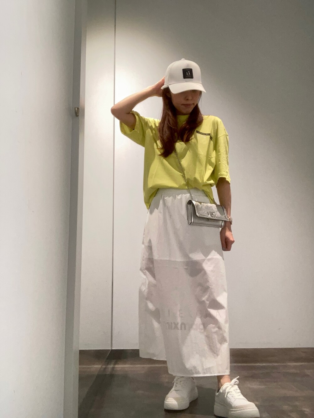 「キャップ、アルマーニエクスチェンジ、Armani Exchange、armaniexchange、AXchanger、AXchange、シンプルコーデ、春色、スカート、ライムイエロー、カジュアルコーデ、Tシャツ、着回しコーデ」｜「ARMANI EXCHANGEの【A|X アルマーニ エクスチェンジ】ICON A|Xロゴパッチ　パネルキャップ（キャップ、ホワイト系）」を使った、HAMAさん（レディース・158cm）の春コーディネートの1枚目の写真