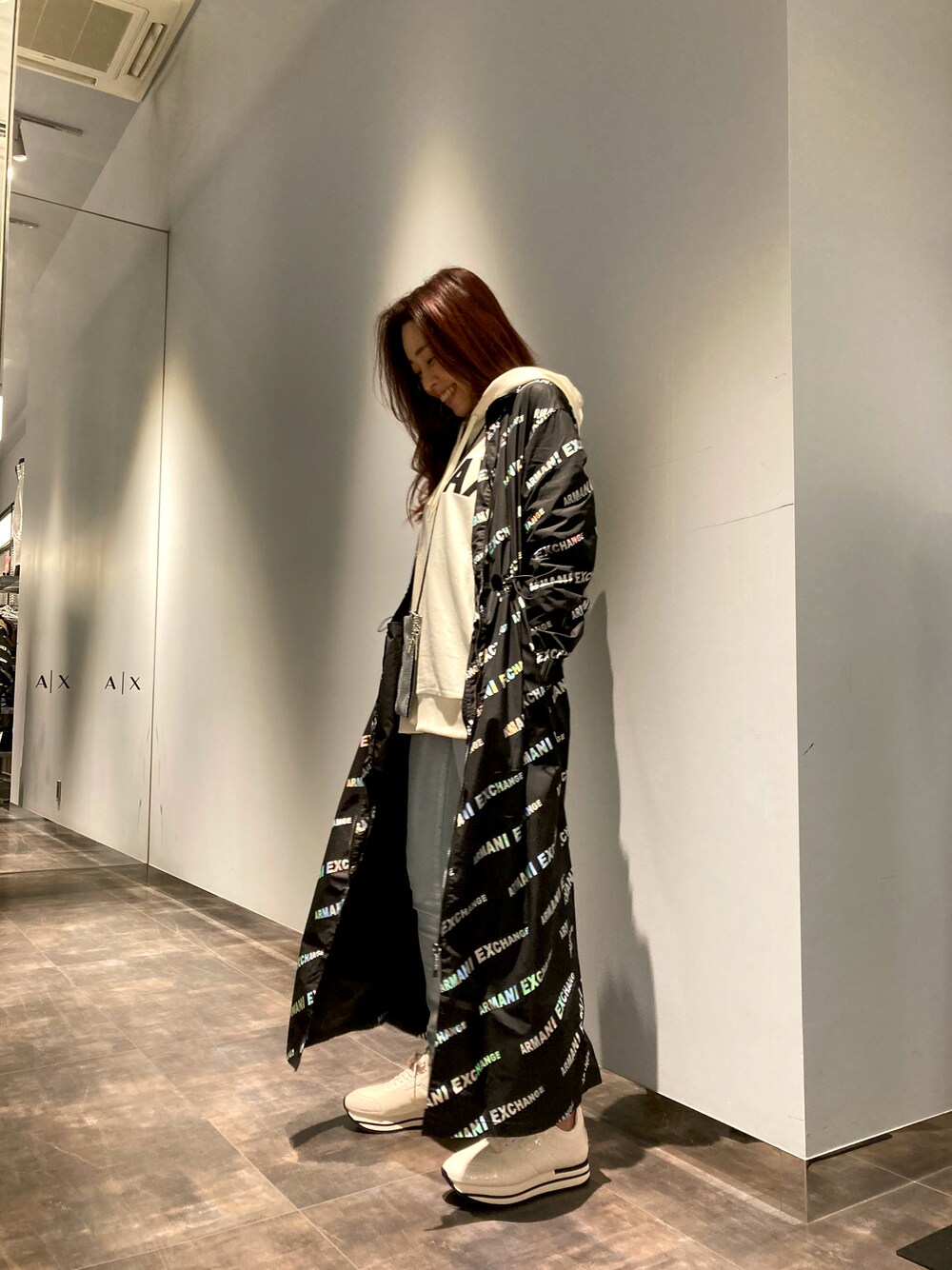「アルマーニエクスチェンジ、ARMANIEXCHANGE、AXchanger、AXchange、カジュアル、パーカー、ロングコート、厚底シューズ、スキニーデニム、ハホニコ、ホワイトコーデ、ユニセックス、男女兼用、オトナカジュアル、カジュアルコーデ」｜「ARMANI EXCHANGEの【A|X アルマーニ エクスチェンジ】AXロゴ スウェットフーデッドパーカー (UNISEX CAPSULE)（スウェット、ホワイト系）」を使った、HAMAさん（レディース・158cm）の冬コーディネートの1枚目の写真