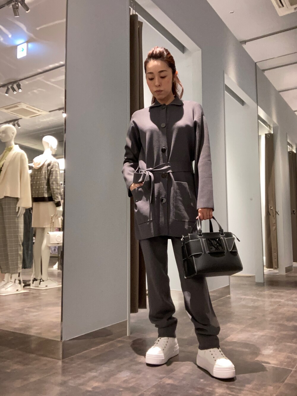「セットアップ、アルマーニエクスチェンジ、AXchange、AXchanger、ARMANIEXCHANGE、春コーデ、シンプル、ワントーンコーデ、スニーカーコーデ、ラクチンコーデ、大人コーデ、白スニーカー、armaniexchange、今日のコーデ」｜「ARMANI EXCHANGEの【A|Xアルマーニ エクスチェンジ】BOXロゴバックル　ミニハンドバッグ（ハンドバッグ、ブラック系）」を使った、HAMAさん（レディース・158cm）の春コーディネートの1枚目の写真