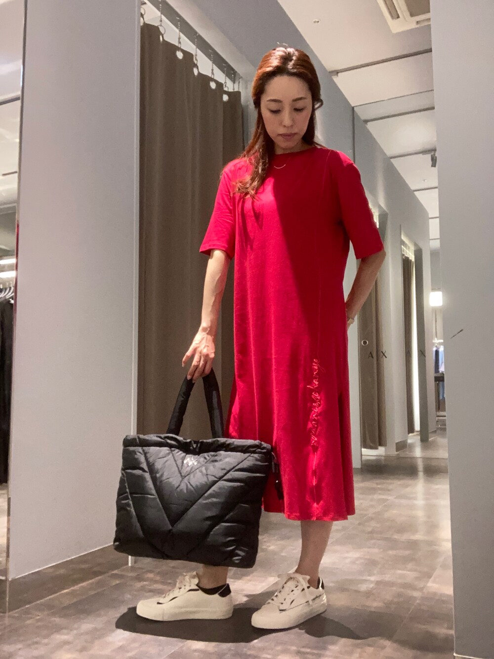 「アルマーニエクスチェンジ、ARMANIEXCHANGE、AXchange、AXchanger、ワンピース、Tシャツワンピ、シンプル、赤ワンピース、スリットワンピース、半袖ワンピース、キルティングバッグ、カジュアル、夏コーデ」｜「ARMANI EXCHANGEの【A|X アルマーニ エクスチェンジ】ラインロゴ　Tシャツワンピース（ワンピース、レッド系）」を使った、HAMAさん（レディース・158cm）の夏コーディネートの1枚目の写真