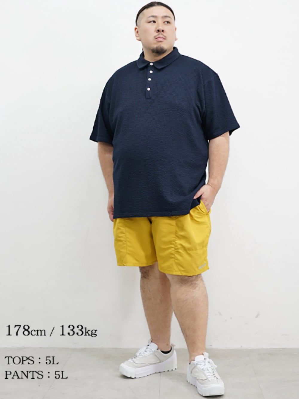 オレンジ系のその他パンツ、ホワイト系のスニーカーを着用したメンズの夏コーディネートの1枚目の写真