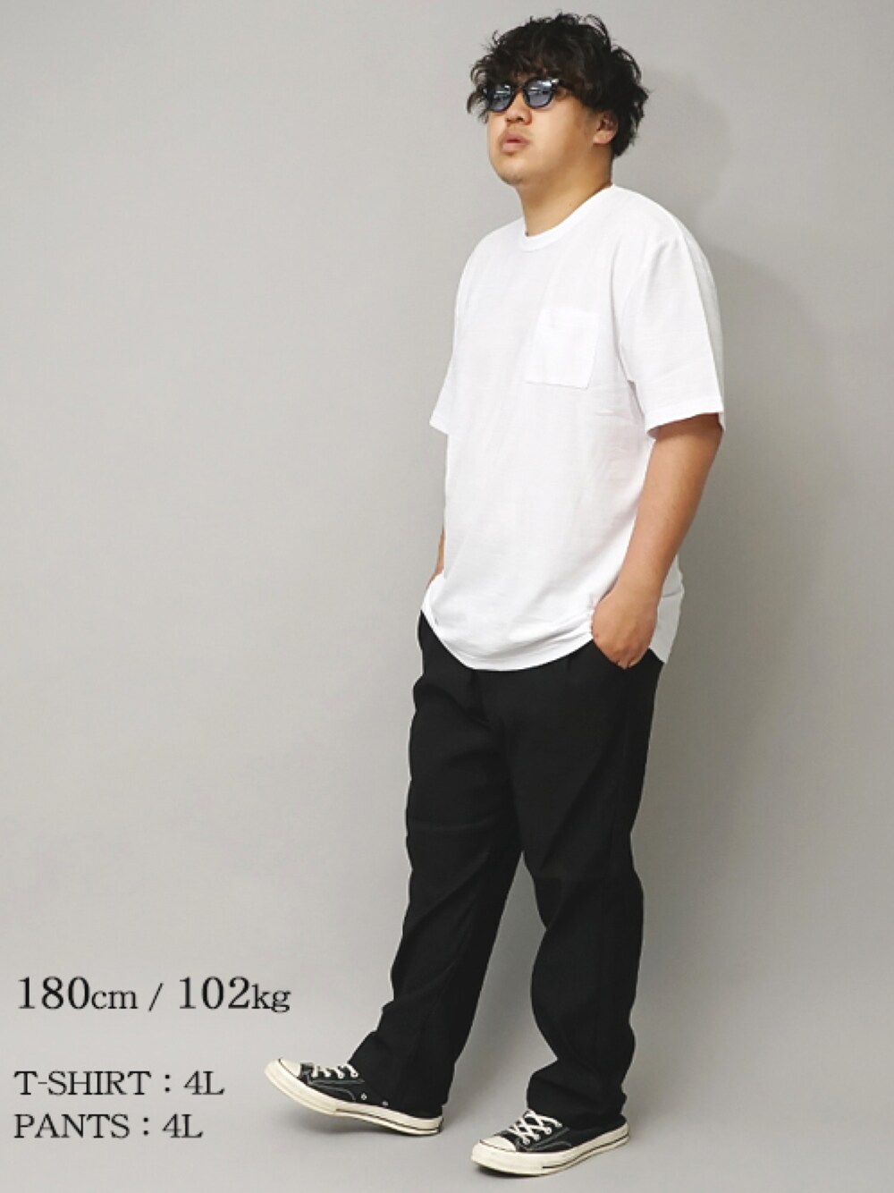 ホワイト系のTシャツ/カットソーを着用したメンズの夏コーディネートの1枚目の写真