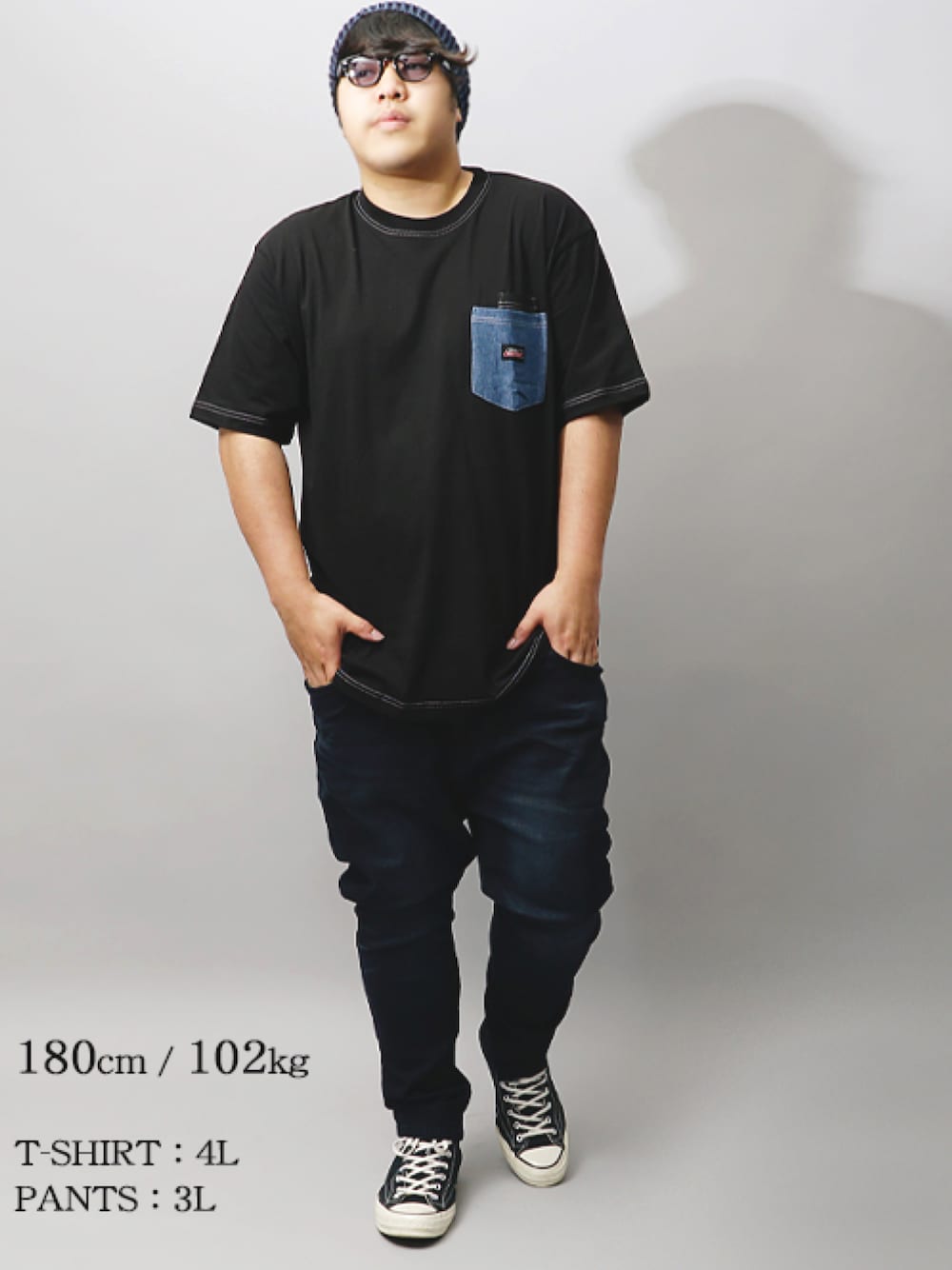 ブラック系のTシャツ/カットソー、ブラック系のスニーカーを着用したメンズの夏コーディネートの1枚目の写真