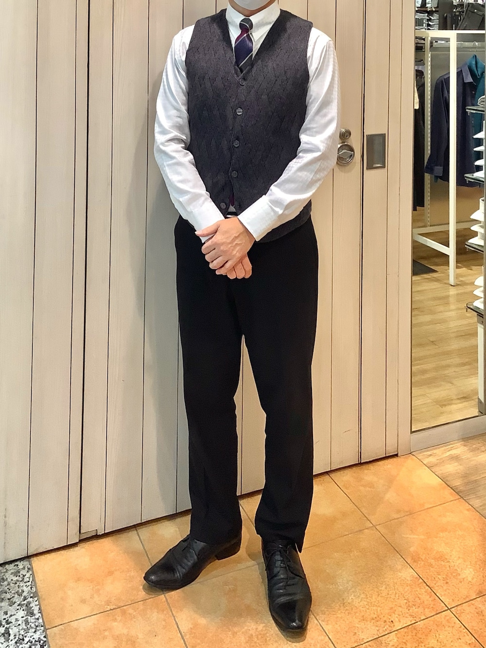 「東京シャツ、BRICK HOUSE by Tokyo Shirts、シャツスタイル、オフィススタイル、ビジネススタイル、シャツ、ネクタイ、ベスト、ジレ、キルティング、冬コーデ、白シャツ」｜「TOKYO SHIRTSの絹100% バスケットナロータイ（ネクタイ、その他）」を使った、BRICK HOUSE シャツ工房 なんばウォーク店さん（メンズ・168cm）の冬コーディネートの1枚目の写真