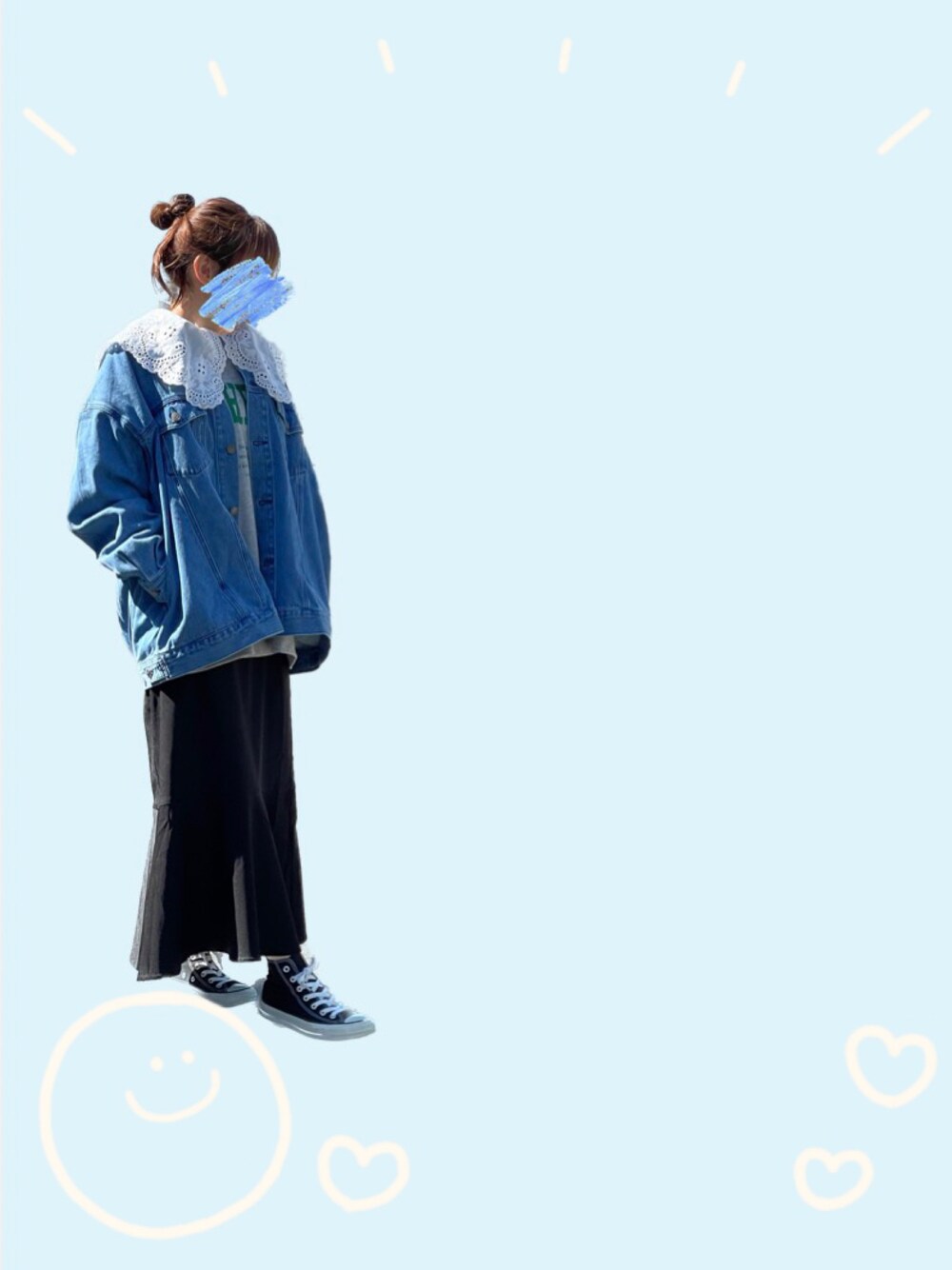 ブルー系のデニムジャケット、ホワイト系のシャツ/ブラウス、グレー系のスウェットを着用したレディースの春コーディネートの1枚目の写真