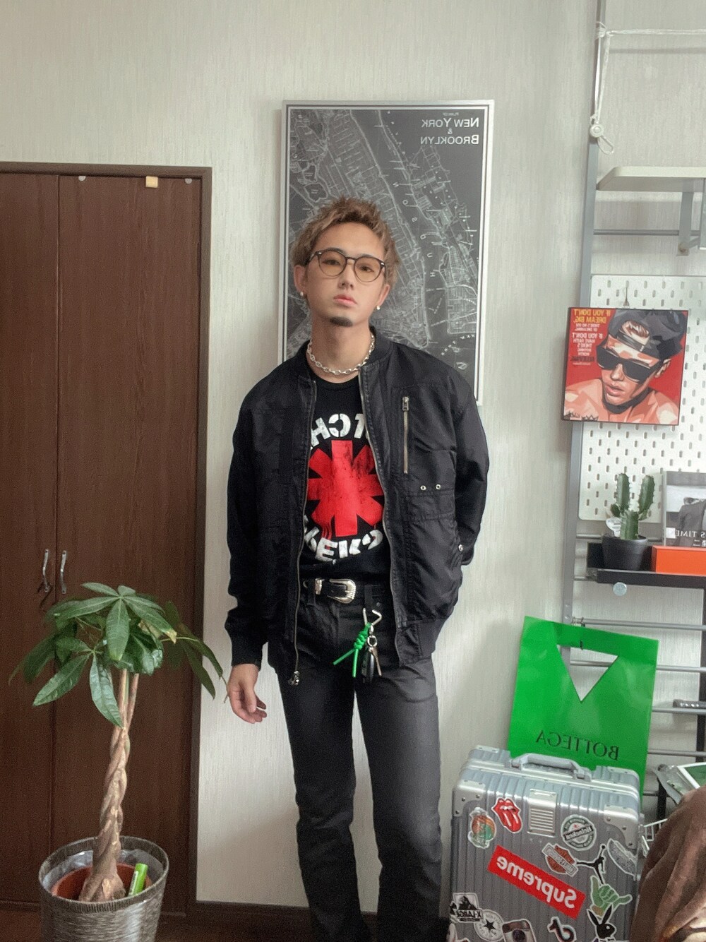 「休日スタイル、おしゃれさんと繋がりたい、シンプルコーデ、ブラックコーデ、古着MIX、いいね、save、フォローお願いします🤑、MA-1、オトナカジュアル、大人カジュアル、大人コーデ、きれいめカジュアル、モノトーン、メンズライク、秋コーデ」｜「Ray-Banのアイテム（サングラス、ブラウン系）」を使った、社畜で服好き【相互フォロー】さん（メンズ・175cm）の冬コーディネートの1枚目の写真