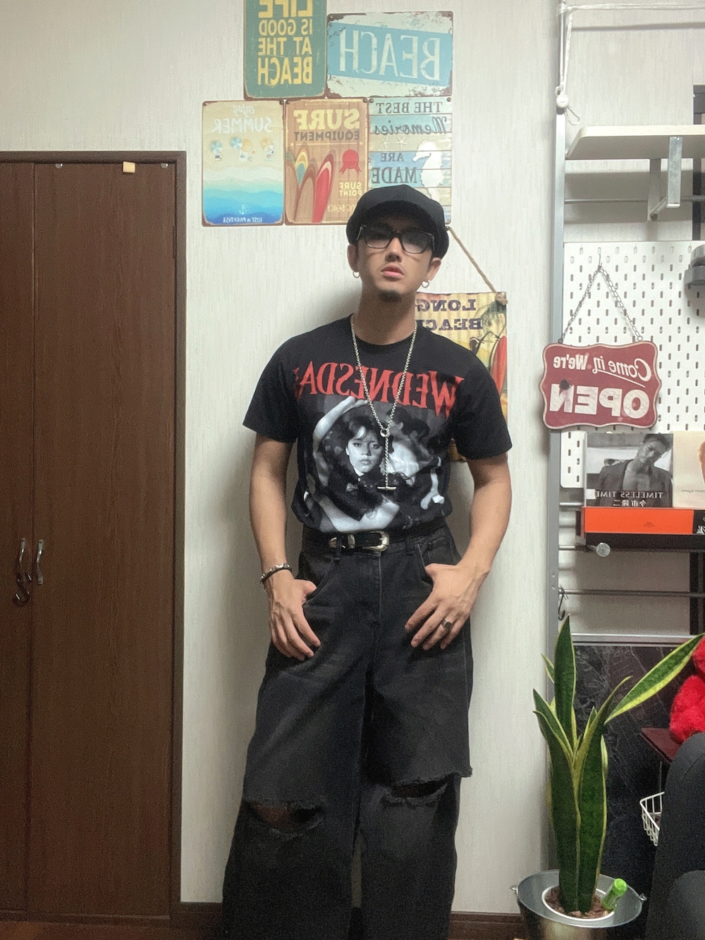 「シンプル、ワイドパンツ、カジュアルコーデ、キャスケット、ブラックコーデ、ワイドデニム、夏コーデ、メンズコーデ、Tシャツ、モノトーンコーデ、ストリート、オトナカジュアル、大人カジュアル、カジュアル、おしゃれさんと繋がりたい」｜「CA4LAのWASHABLE GAJI 6（キャスケット、ブラック系）」を使った、社畜で服好き【相互フォロー】さん（メンズ・175cm）の夏コーディネートの1枚目の写真