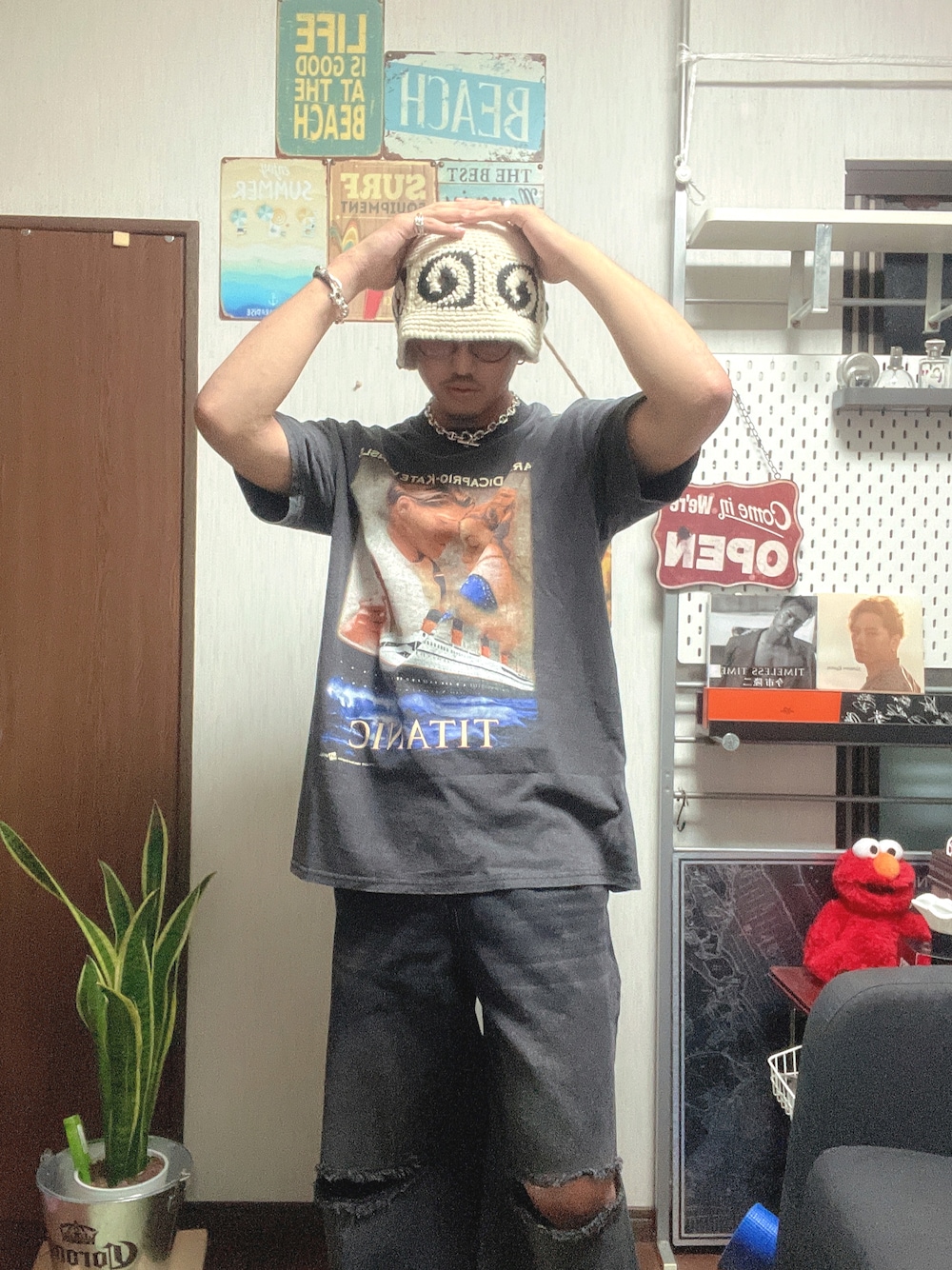 「夏コーデ、今日のコーデ、おしゃれさんと繋がりたい、古着MIX、バケットハット、ワイドパンツ、ブラックコーデ、ストリート、大人カジュアル、カジュアルコーデ、ootd、ビックシルエット、メンズコーデ、モノトーン」｜「NYUDROPの【NYUDROP】YIN YANG LOGO KNIT BUCKET HAT / 陰陽ロゴ ニットバケットハット（ハット、ホワイト系）」を使った、社畜で服好き【相互フォロー】さん（メンズ・175cm）の夏コーディネートの1枚目の写真