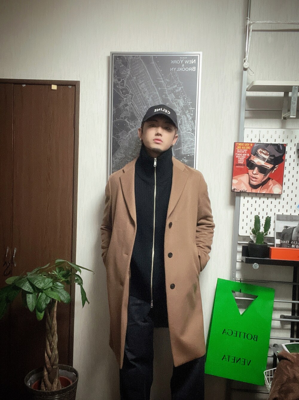 「クリスマスに着たい服、オトナカジュアル、いいね、save、フォローお願いします🤑、冬コーデ、コート、キャップ、ストリートコーデ、ストリートMIX、大人カジュアル、大人コーデ、メンズコーデ、シンプルコーデ、キレイめ、プチプラコーデ」｜「CELINEのアイテム（キャップ、ブラック系）」を使った、社畜で服好き【相互フォロー】さん（メンズ・175cm）の冬コーディネートの1枚目の写真