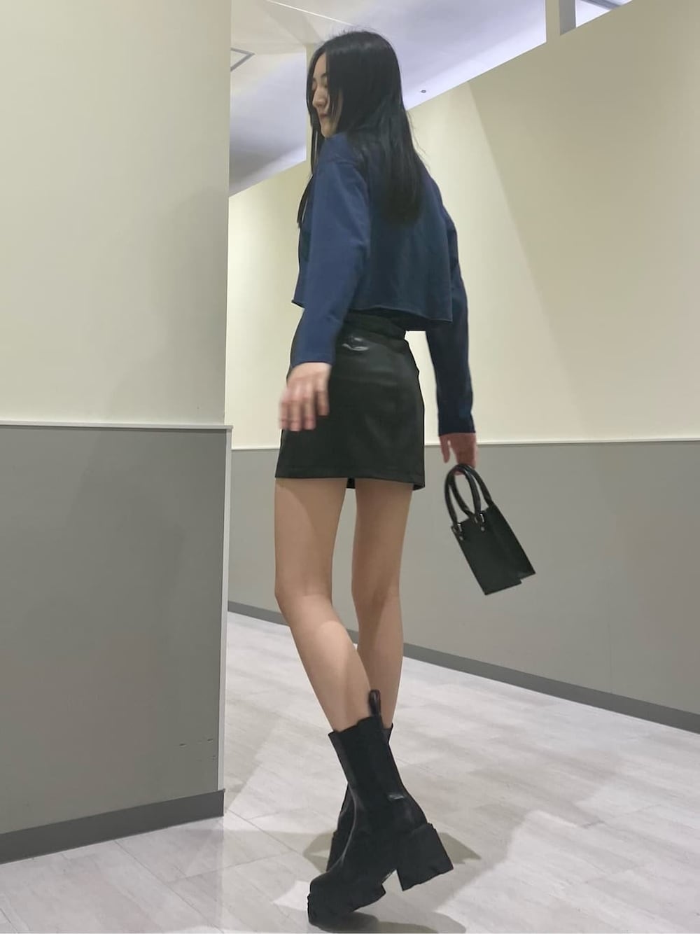 ブルー系のTシャツ/カットソー、その他のスカート、ブラック系のブーツを着用したレディースの秋コーディネートの1枚目の写真