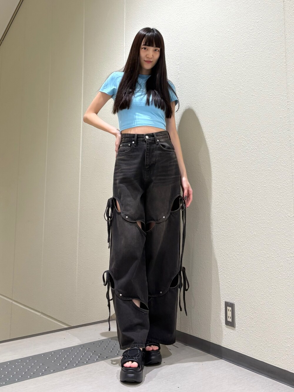 ブルー系のTシャツ/カットソー、ブラック系のデニムパンツ、ブラック系のサンダルを着用したレディースの春コーディネートの1枚目の写真