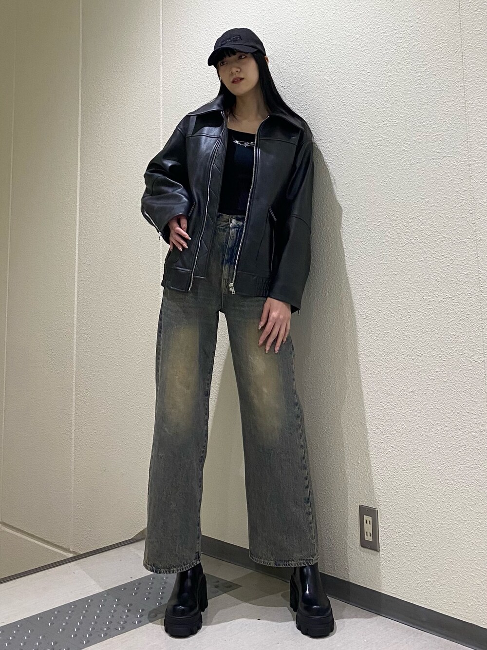 ブルー系のデニムパンツ、ブラック系のブルゾン、ブラック系のニット/セーターを着用したレディースの冬コーディネートの1枚目の写真