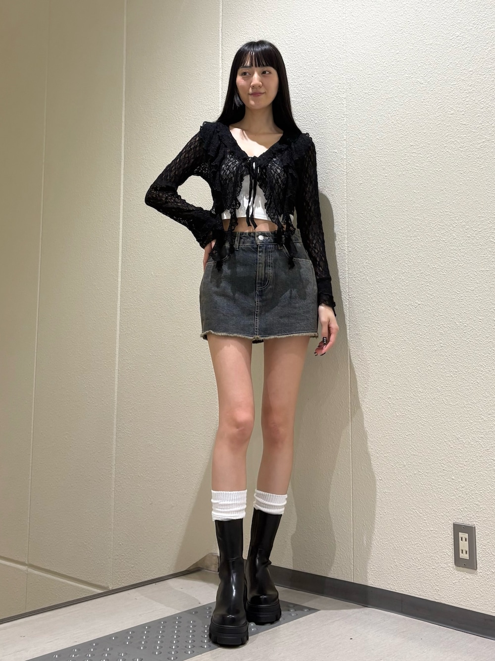 ブルー系のスカート、ブラック系のシャツ/ブラウス、ホワイト系のキャミソールを着用したレディースの夏コーディネートの1枚目の写真