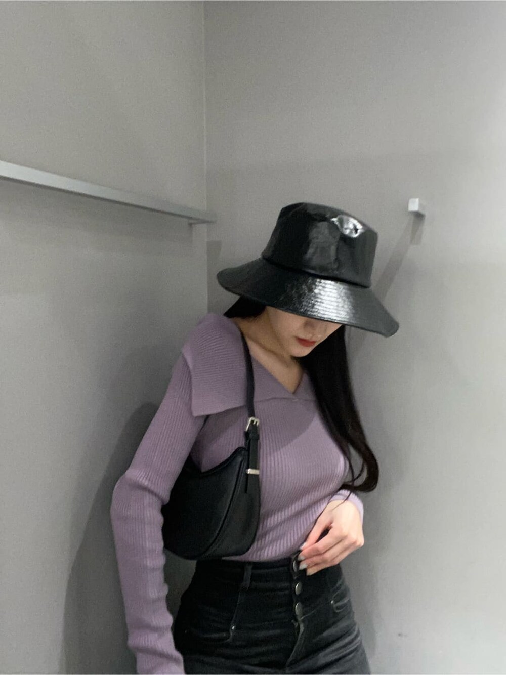 パープル系のニット/セーター、ブラック系のハットを着用したレディースの冬コーディネートの1枚目の写真