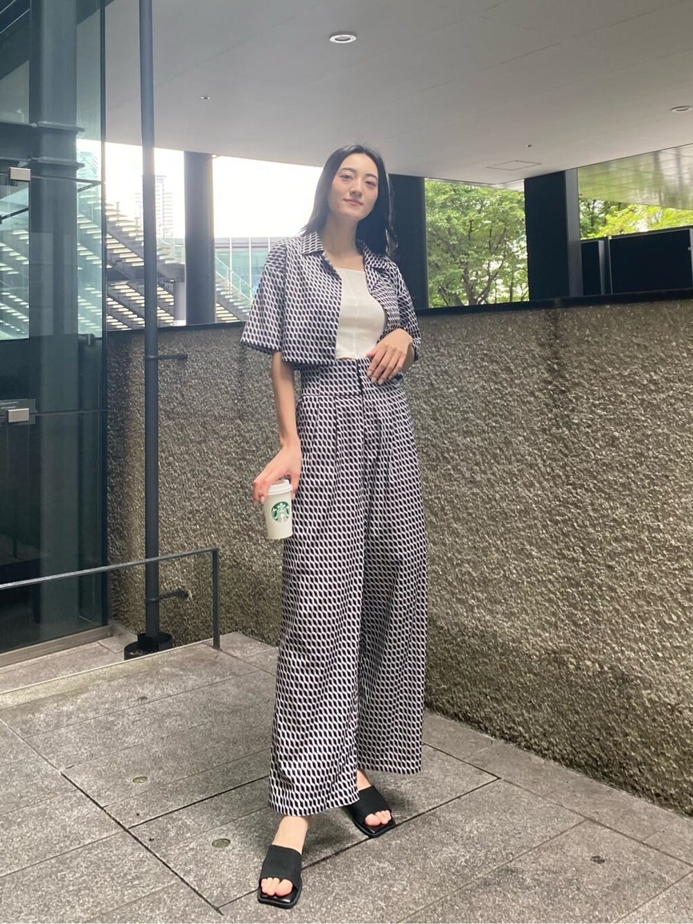 ホワイト系のタンクトップ、その他のシャツ/ブラウス、ブラック系のサンダルを着用したレディースの夏コーディネートの1枚目の写真