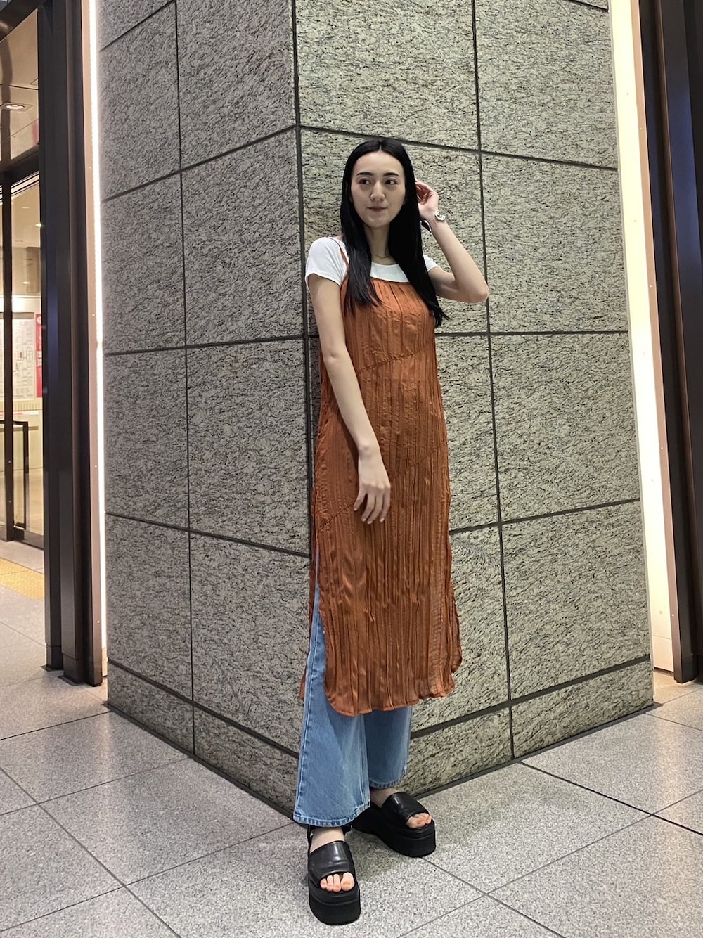 「ワンピースコーデ、黒髪ロング、エモダ、厚底サンダル、カラーワンピース、フレアデニム、EMODA、デニム、足盛れる靴」｜「EMODAのフィットリブTシャツ（Tシャツ/カットソー、ホワイト系）」を使った、中村樹李亜さん（レディース・175cm）の夏コーディネートの1枚目の写真