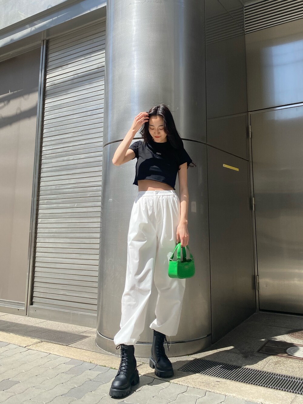 ホワイト系のその他パンツ、ブラック系のTシャツ/カットソー、ブラック系のパンプスを着用したレディースの春コーディネートの1枚目の写真