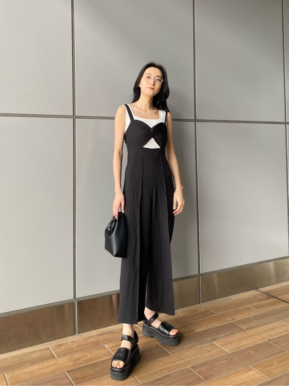 「オールインワン、大人コーデ、黒髪ロング、エモダ、ハンドバッグ、厚底サンダル、モノトーンコーデ、EMODA、カジュアル、カジュアルコーデ」｜「EMODAのスクエアレンズアイウェア（メガネ、ブラック系）」を使った、中村樹李亜さん（レディース・175cm）の夏コーディネートの1枚目の写真