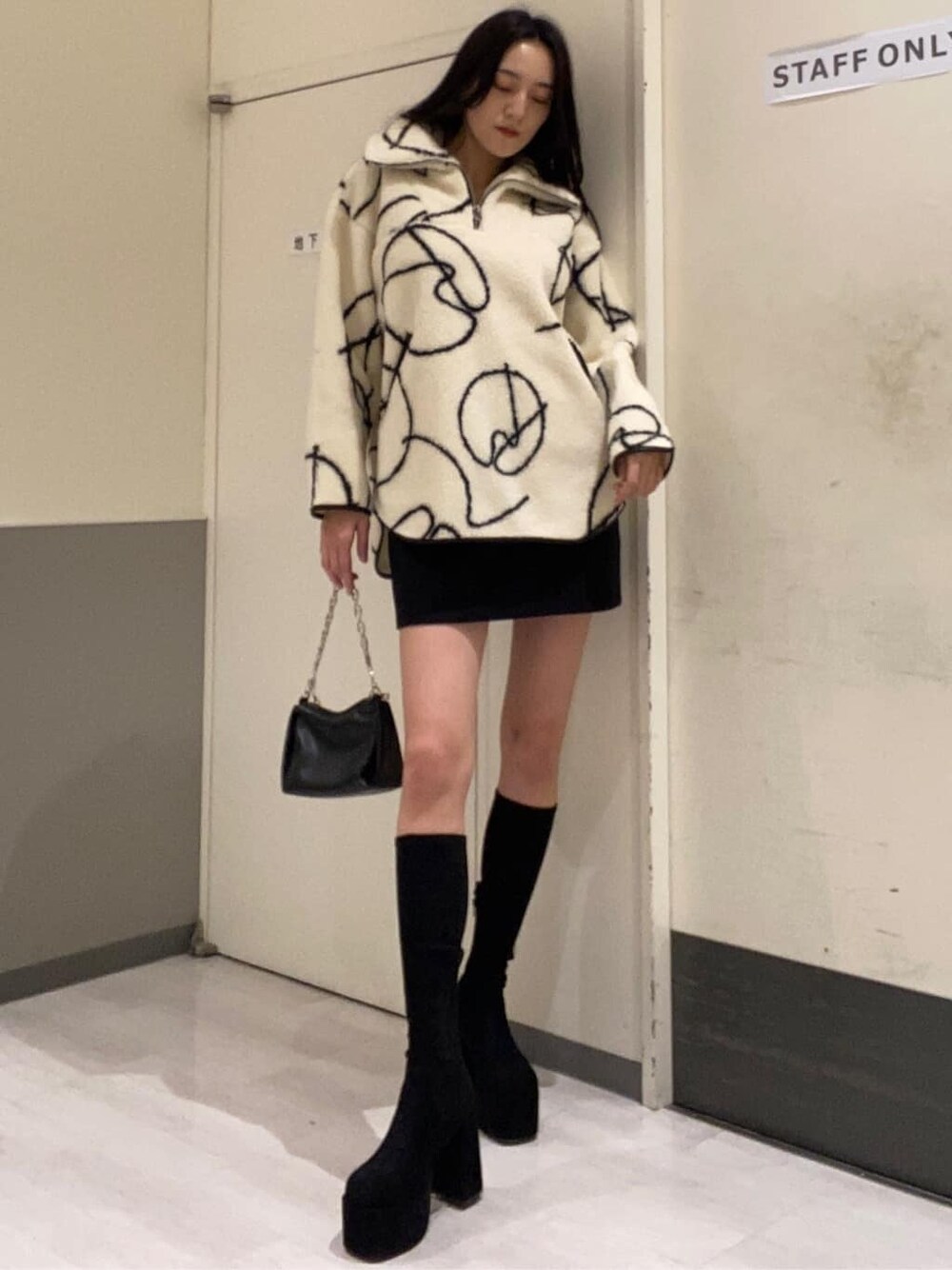 ブラック系のブーツ、ブラック系のスカート、その他のTシャツ/カットソーを着用したレディースの秋コーディネートの1枚目の写真