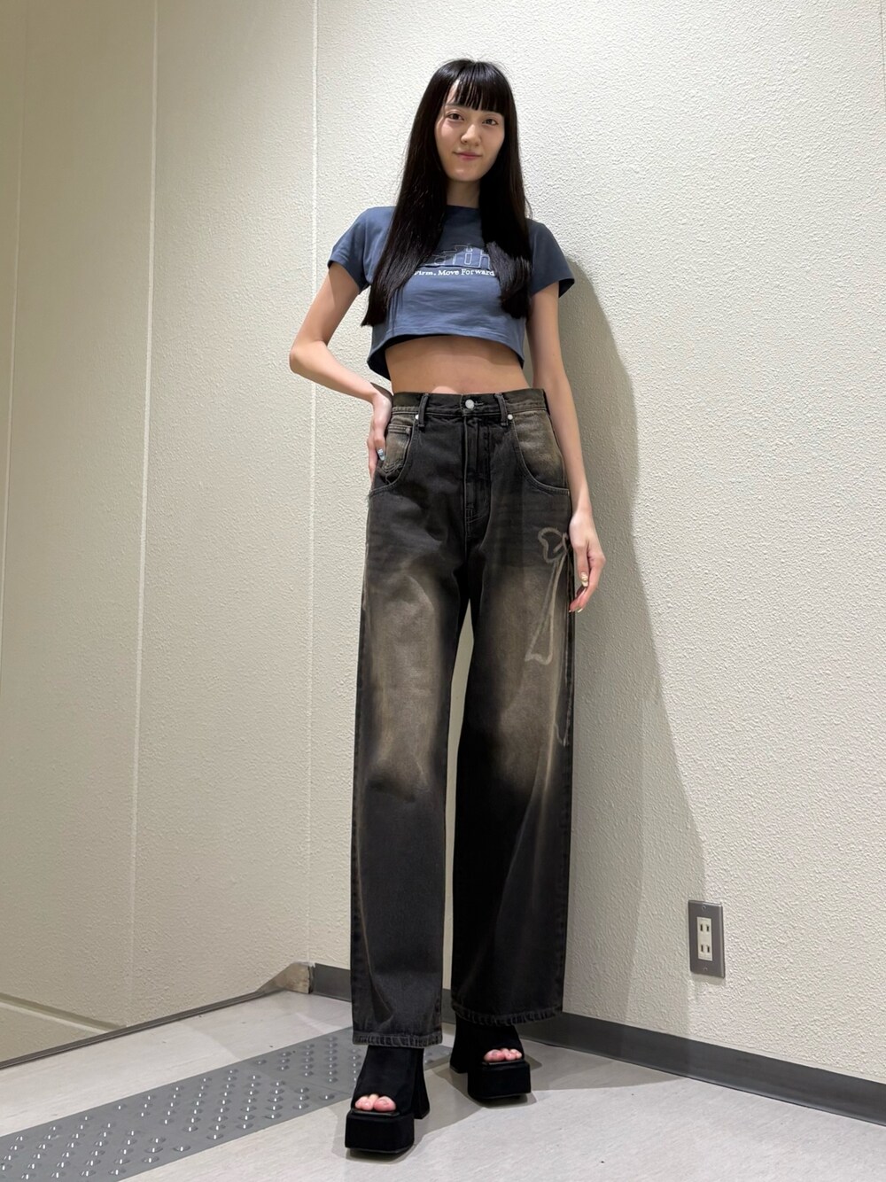 ブラック系のデニムパンツ、ブルー系のTシャツ/カットソー、ブラック系のサンダルを着用したレディースの夏コーディネートの1枚目の写真