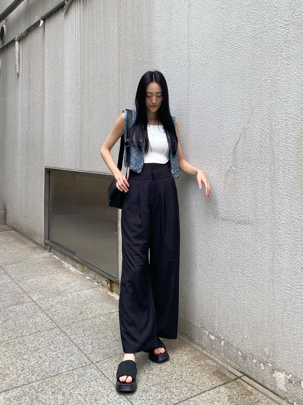 ホワイト系のニット/セーター、ブラック系のその他パンツ、ブラック系のショルダーバッグを着用したレディースの夏コーディネートの1枚目の写真