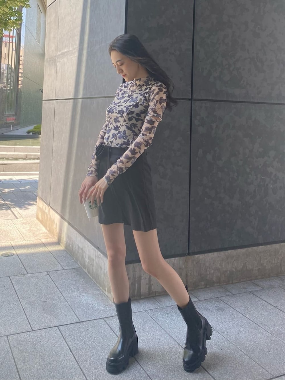 ブラック系のその他パンツ、ブラック系のブーツ、その他のTシャツ/カットソーを着用したレディースの夏コーディネートの1枚目の写真