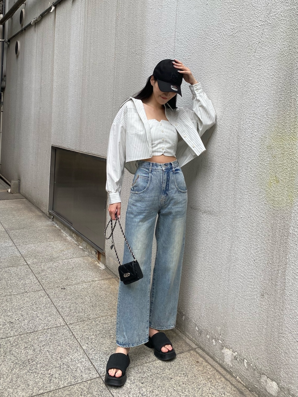 ブルー系のデニムパンツ、その他のシャツ/ブラウス、ブラック系のサンダルを着用したレディースの夏コーディネートの1枚目の写真