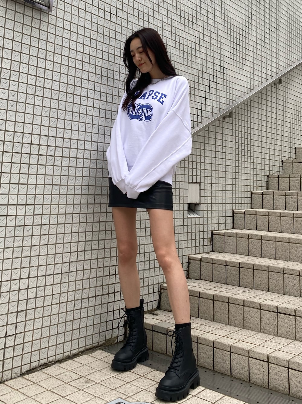 「大人カジュアル、スウェット、スウェットコーデ、トレーナー、タイトスカート、ミニスカート、レザースカート、厚底ブーツ、編み上げブーツ、ショートブーツ、春コーデ、高身長女子、高身長コーデ、カジュアルコーデ、お出かけコーデ」｜「EMODAのカーブウエストミニスカート（スカート、その他）」を使った、中村樹李亜さん（レディース・175cm）の冬コーディネートの1枚目の写真