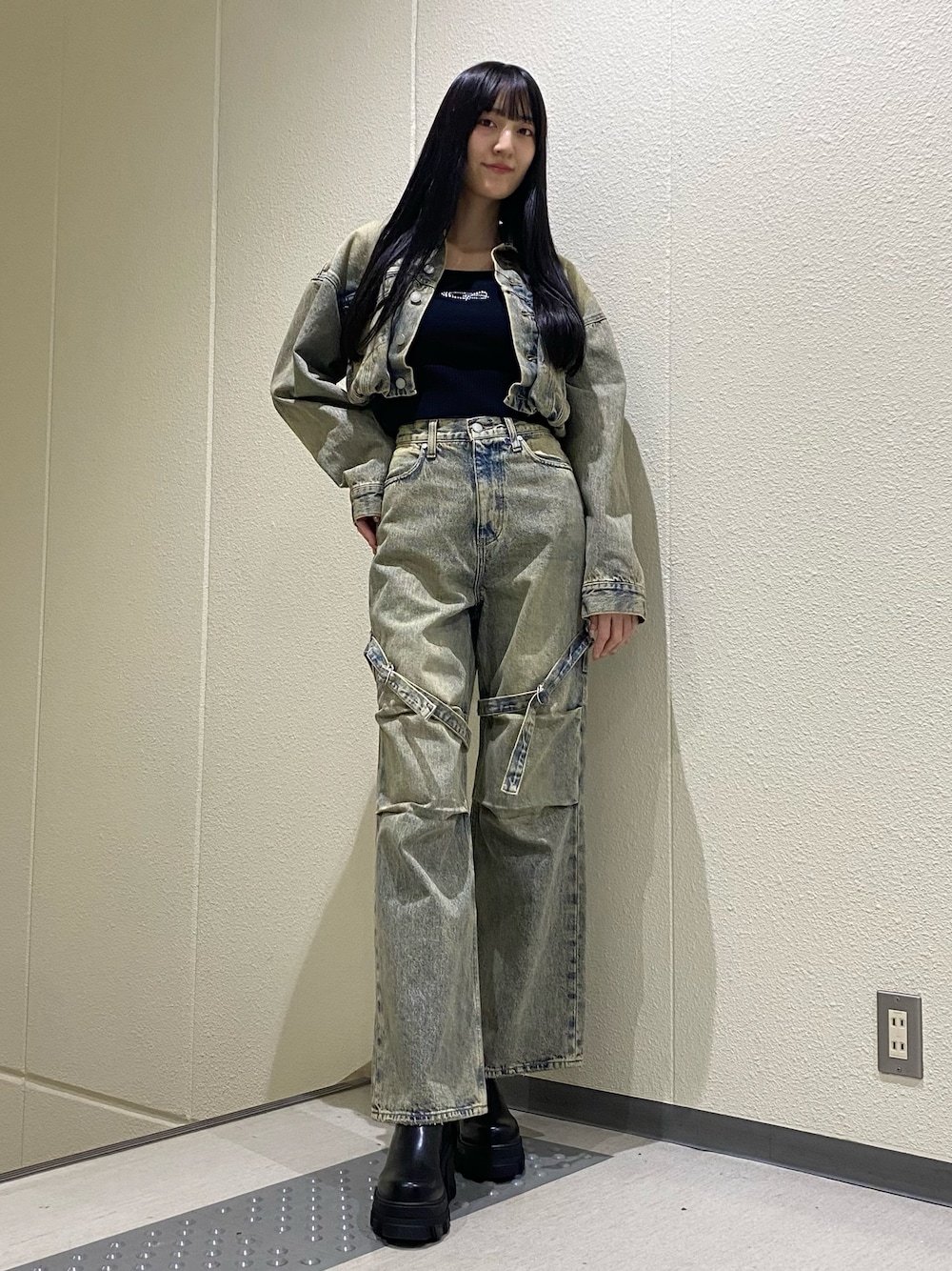 「春ニット、デニム、デニムジャケット、フレアデニム、ハイウエストデニム、サイドゴアブーツ、デニムセットアップ、セットアップ、セットアップスタイル、デニムコーデ、春コーデ、高身長、高身長コーデ、骨格ナチュラル、きれいめカジュアル」｜「EMODAのカーゴベルトルーズジーンズ（デニムパンツ、ブルー系）」を使った、中村樹李亜さん（骨格ナチュラル・レディース・175cm）の冬コーディネートの1枚目の写真